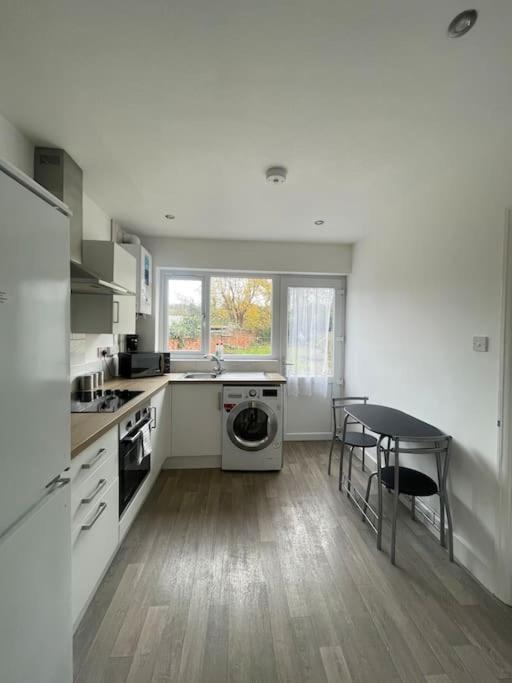 Lovely 3 Bedroom Property With Extensive Parking Birmingham Exterior photo